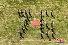 武警桂林支队：与国旗同框